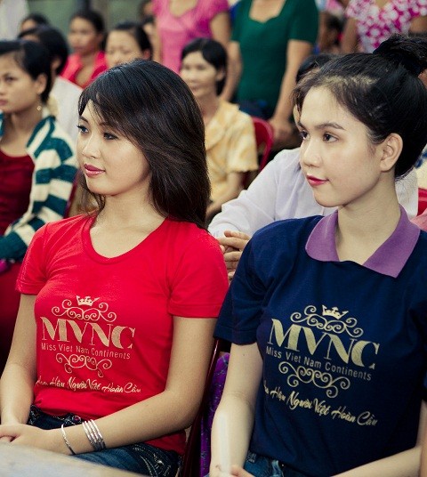 Á hậu 2 Lynna Phan và hoa hậu Ngọc Trinh (Ảnh:tin247). Xem thêm: Mắt xanh, môi đỏ - Ngọc Trinh bất ngờ hóa búp bê Tây